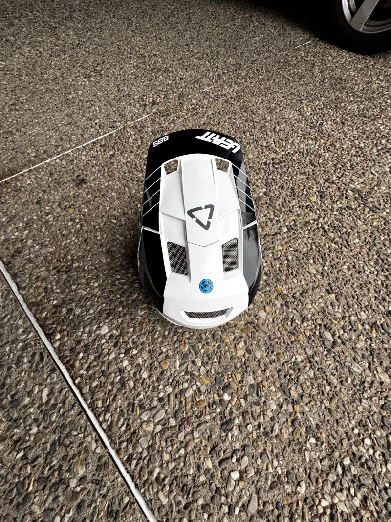 Prodám enduro helmu LEATT