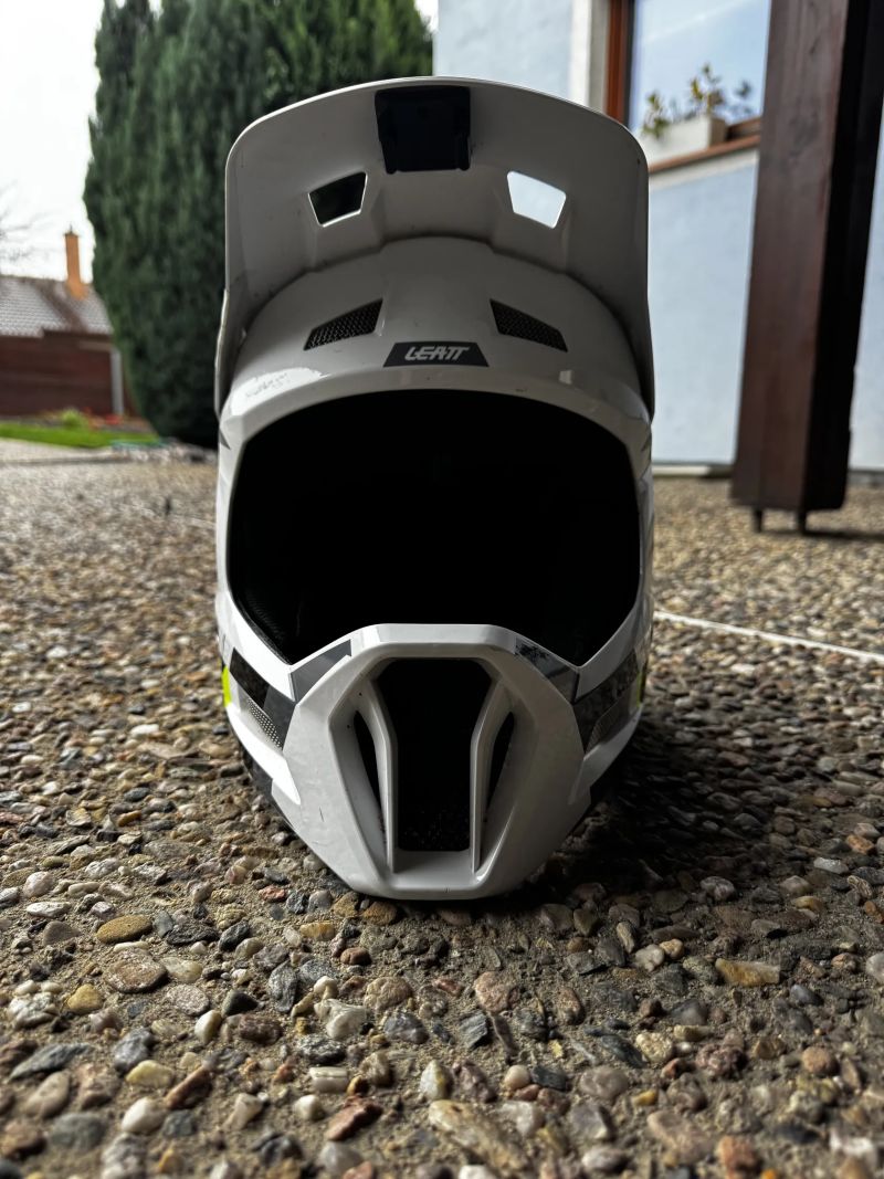 Prodám enduro helmu LEATT