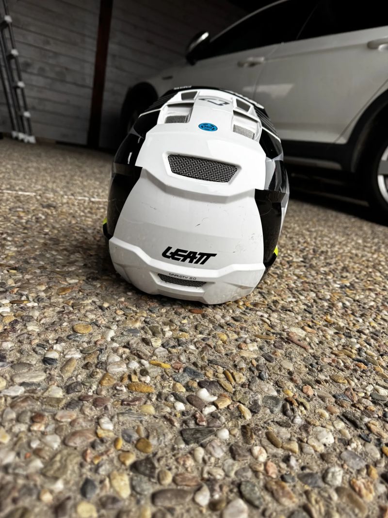 Prodám enduro helmu LEATT