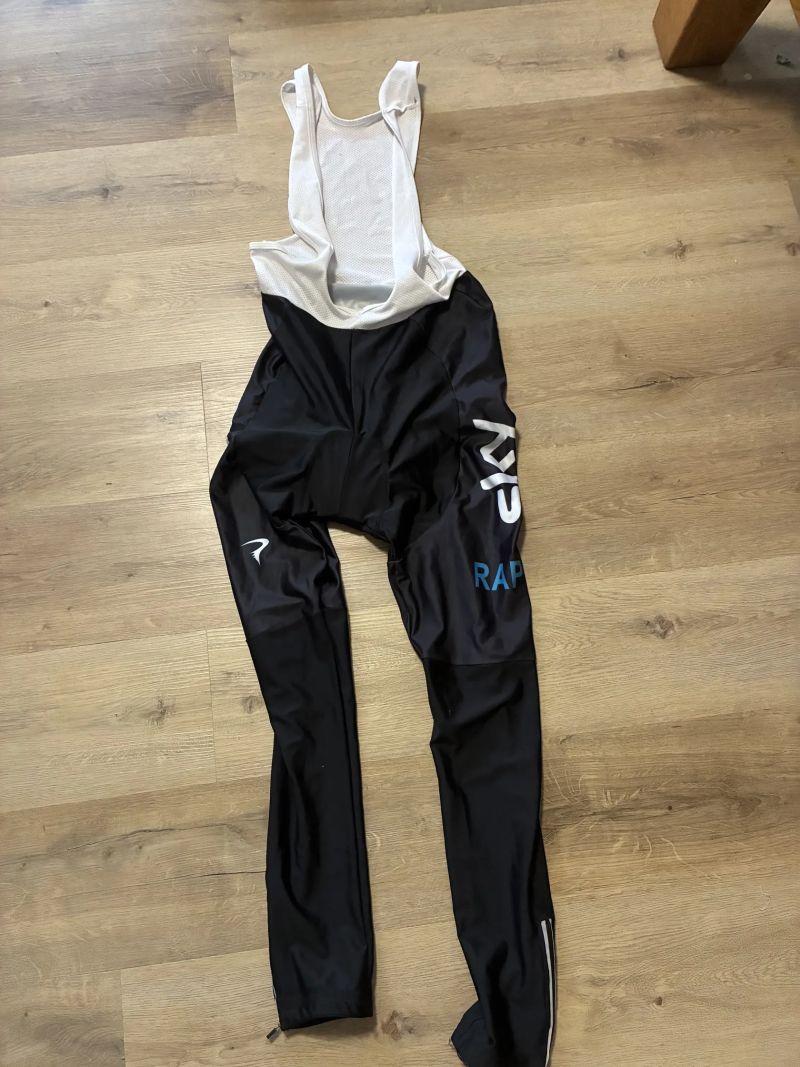  SKY, dlouhé kalhoty a dres