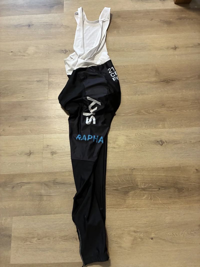  SKY, dlouhé kalhoty a dres