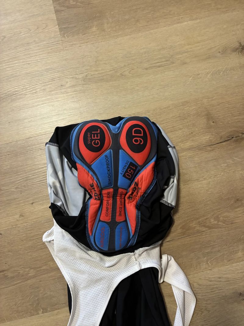  SKY, dlouhé kalhoty a dres