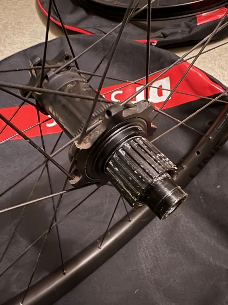 Karbon kola Bontrager line 30 pro boost 29