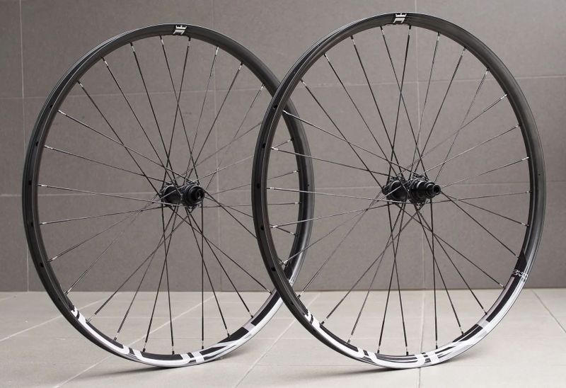 AKCE! karbonové výplety 29" DUKE Lucky Jack SLS5 31-285/350 / Baron HF / Berd (1.159 g) XD nebo MS