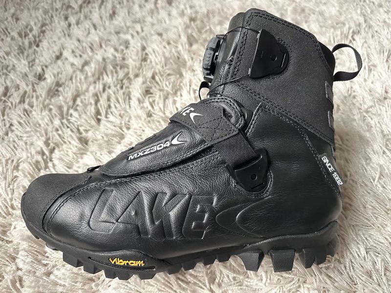Lake MXZ304 wide 44 zimní tretry
