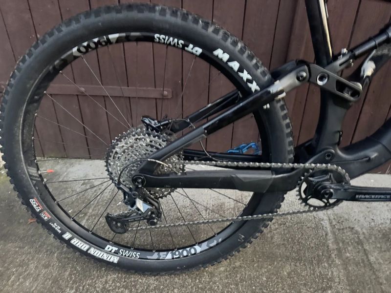 Celoodpruzene karbonove horske kolo