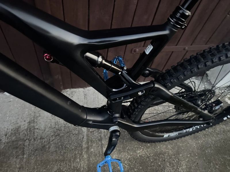 Celoodpruzene karbonove horske kolo