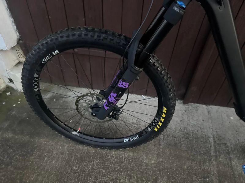 Celoodpruzene karbonove horske kolo