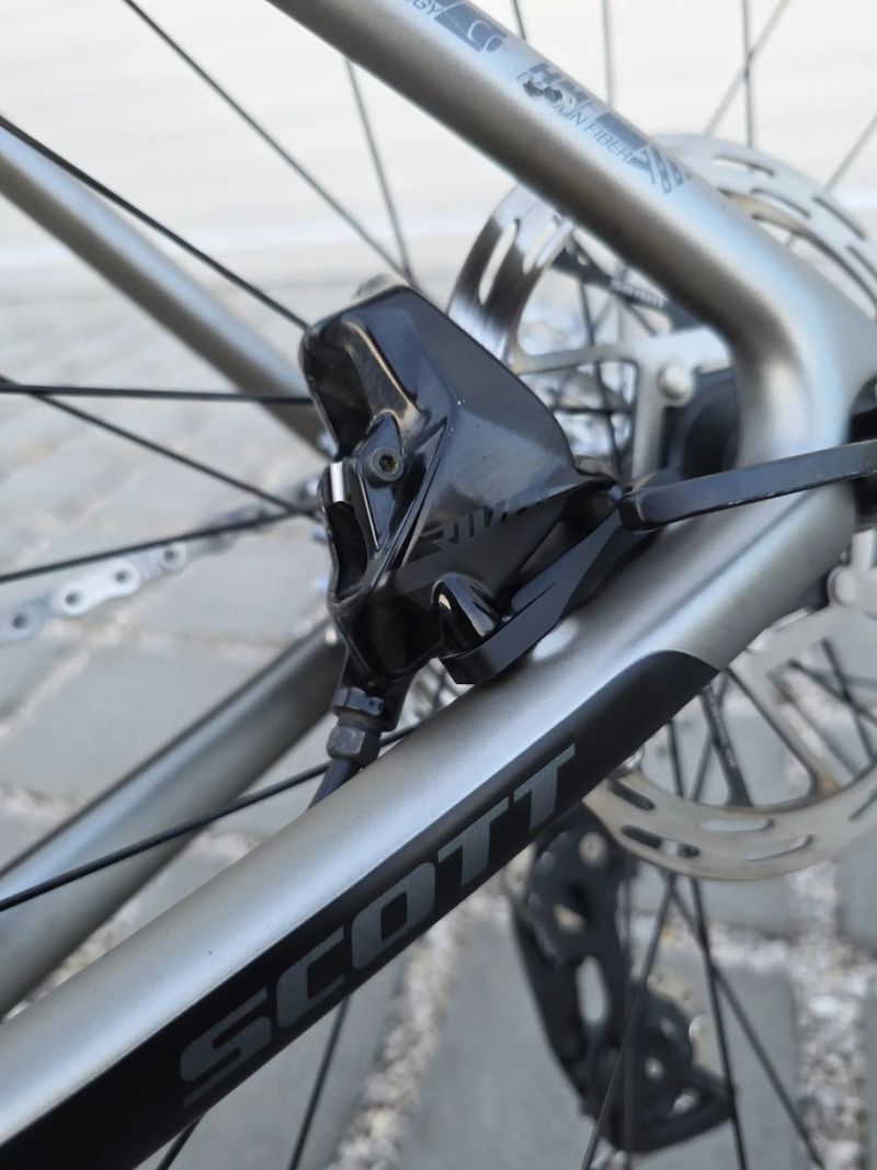 Silniční kolo Scott Addict SE Carbon Rival eTap – velikost 56 (L)