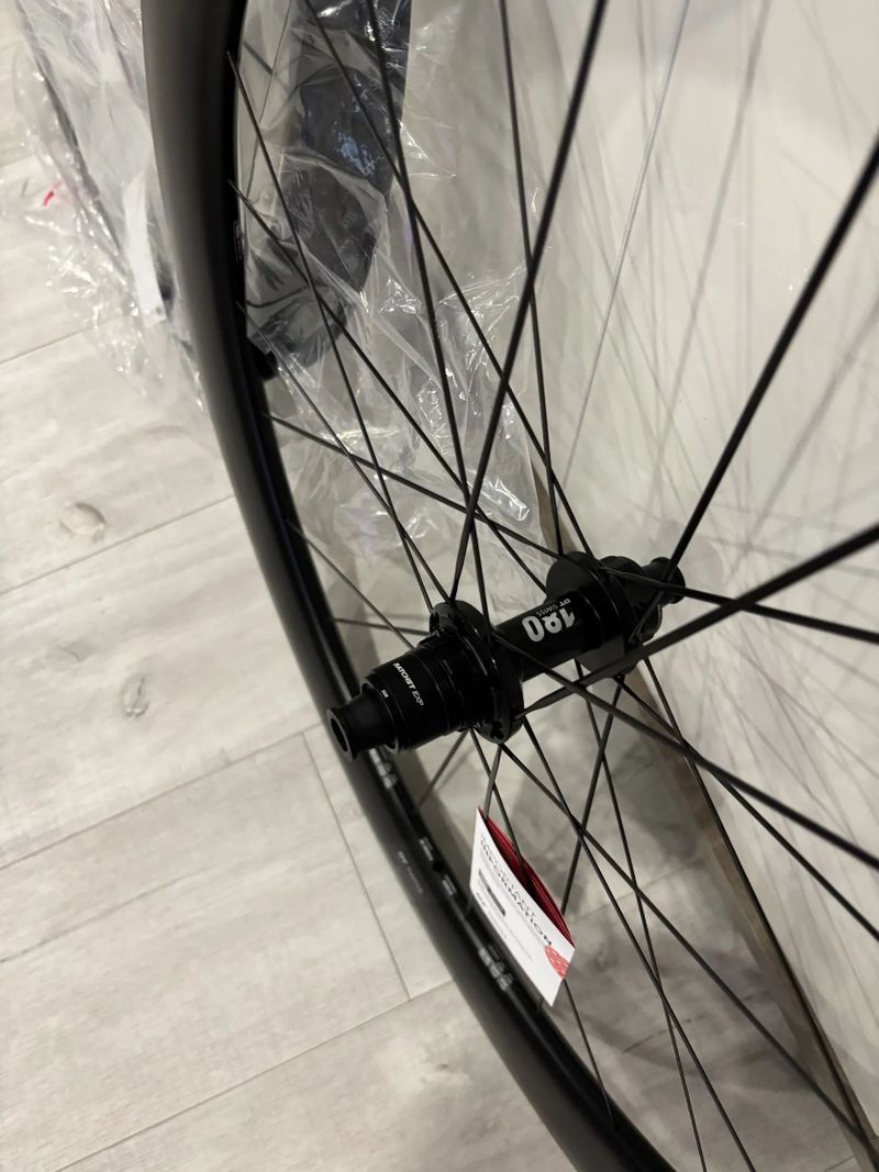 Nové DT Swiss 1100 / 62 sram ořech