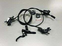 nové čtyřpístkové brzdy Shimano XT M8120 (organické destičky s chladičem)