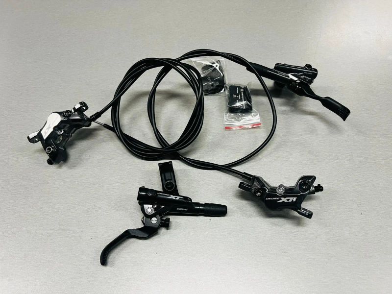 nové čtyřpístkové brzdy Shimano XT M8120 (organické destičky s chladičem)