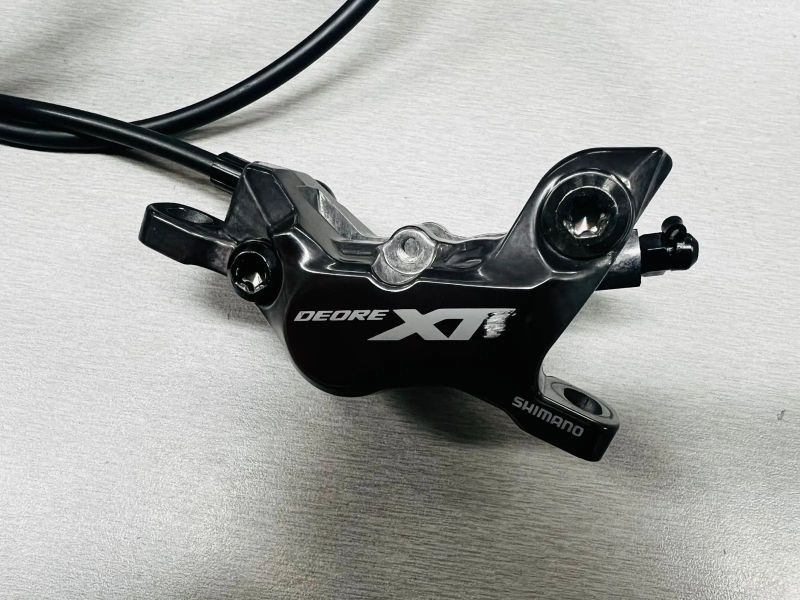 nové čtyřpístkové brzdy Shimano XT M8120 (organické destičky s chladičem)