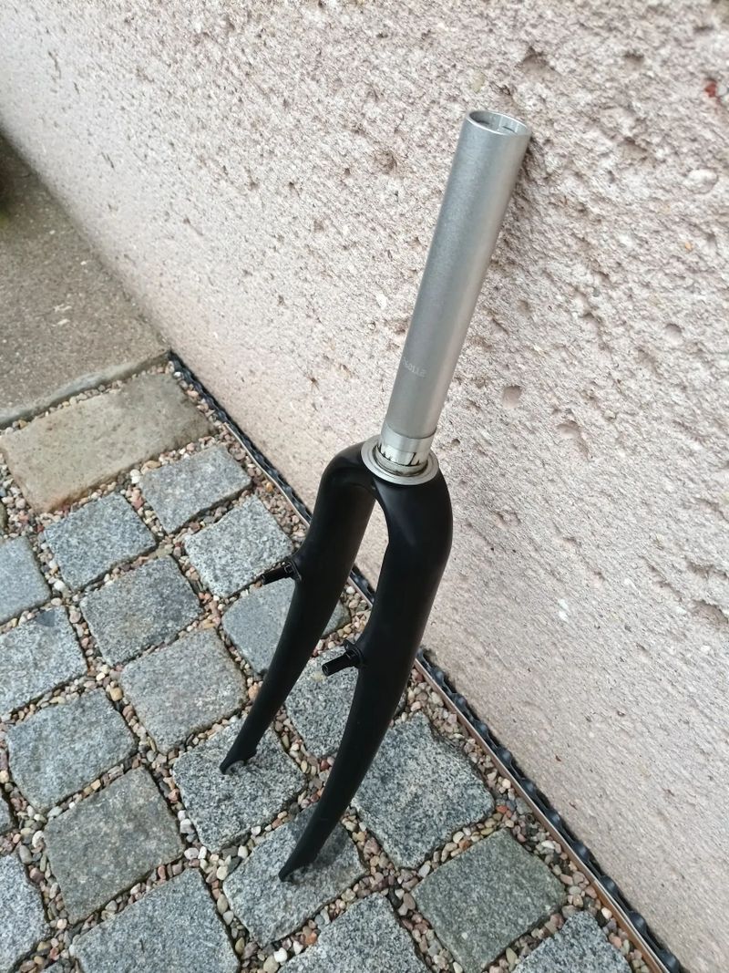 Pevná karbonová crossová vidlice