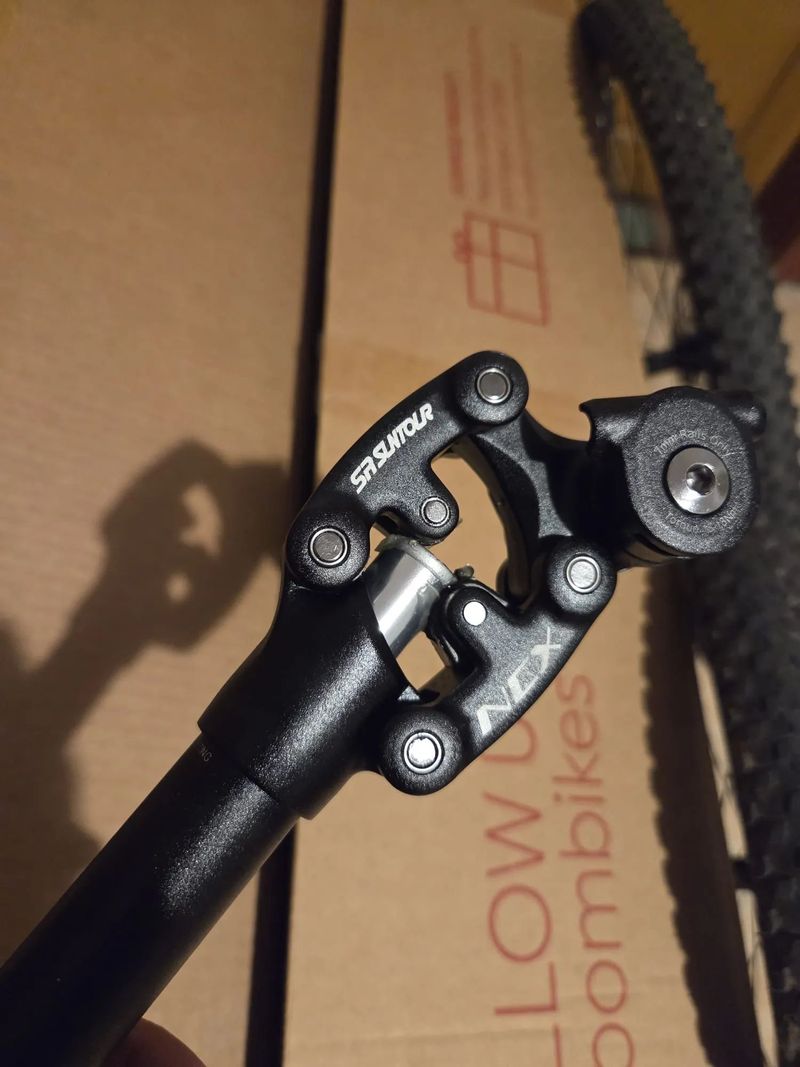 Odpružená sedlovka SR SUNTOUR SP12 NCX Black 27,2/350 mm