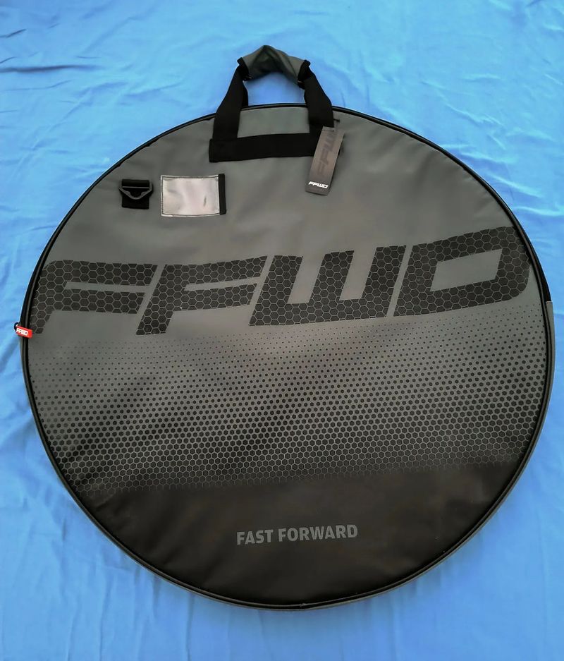  Vak na 2 zapletená kola FFWD silniční