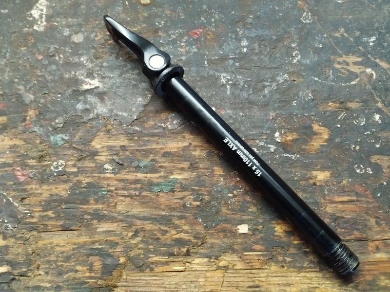 Přední osa FOX 15x110 axle /n 820-09-013 s rychloupínákem