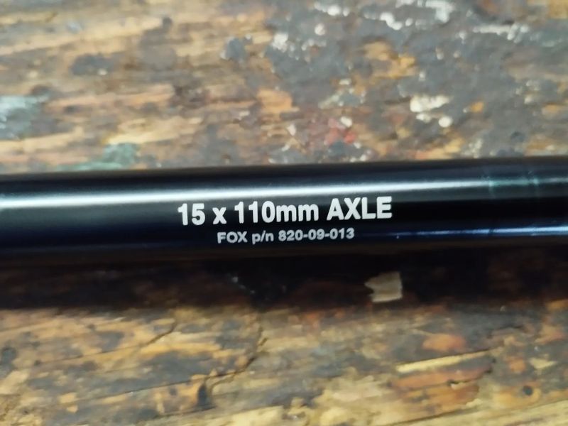Přední osa FOX 15x110 axle /n 820-09-013 s rychloupínákem