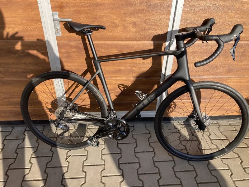 Silniční karbonové kolo Cube Attain