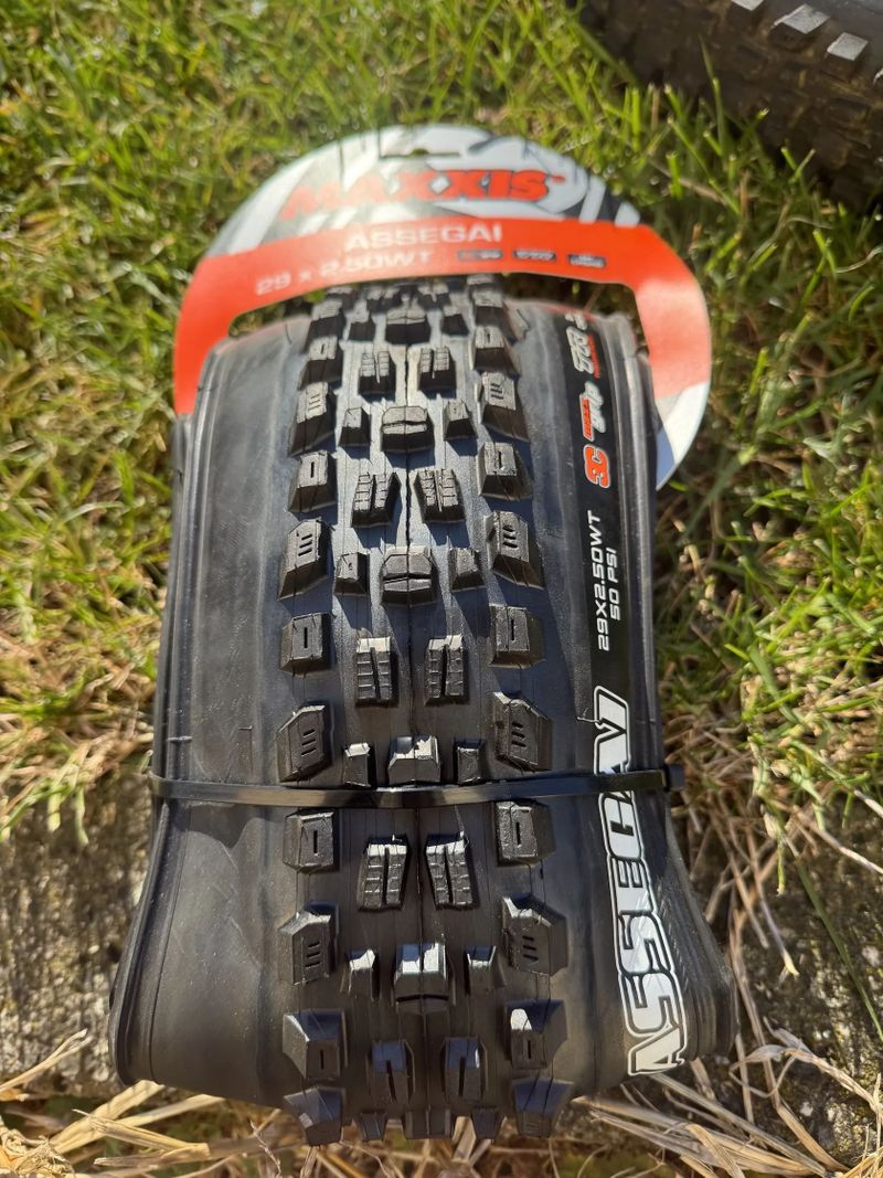 Pláště Assegai 27,5" + 29"