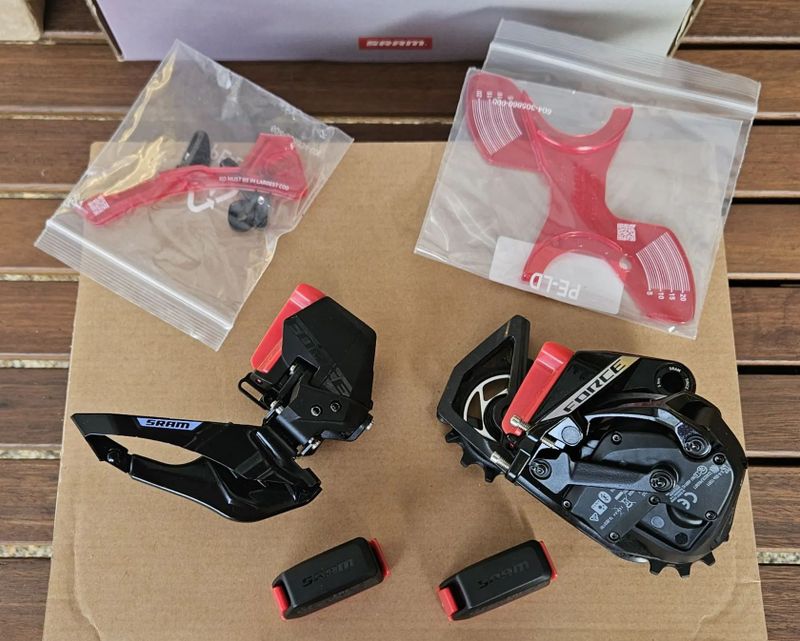 SRAM Force E1 eTap AXS – sada komponentů s elektronickým řazením a hydraulickými brzdami