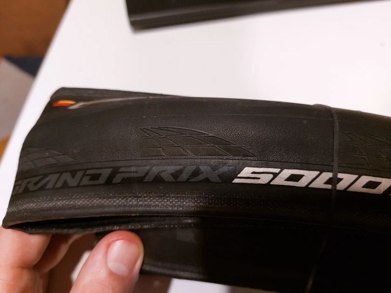 Continental Grand Prix 5000 28mm, verze pro duše, najeto 300 km. 