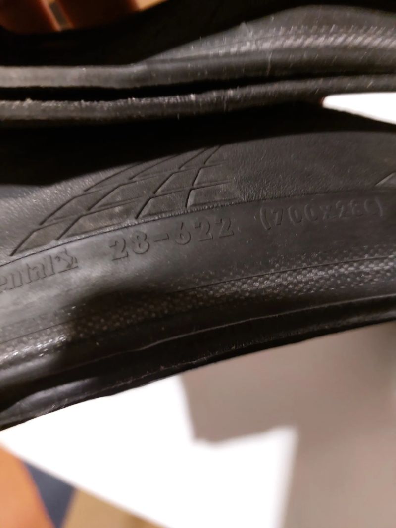 Continental Grand Prix 5000 28mm, verze pro duše, najeto 300 km. 