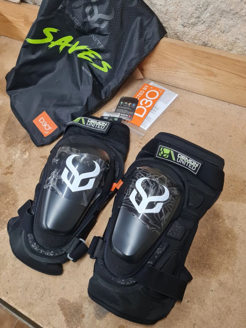 Chrániče na kolena Demon XL (kolo)