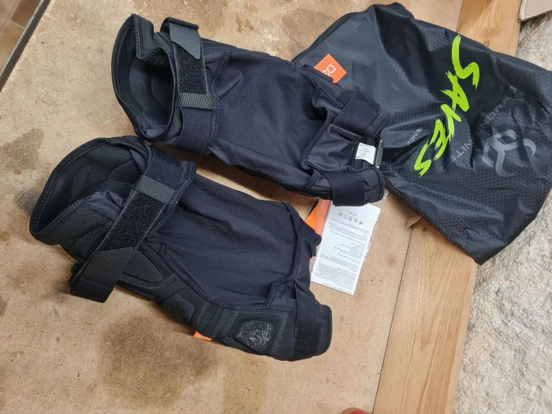 Chrániče na kolena Demon XL (kolo)