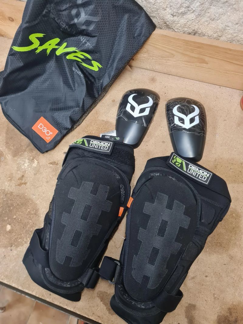 Chrániče na kolena Demon XL (kolo)