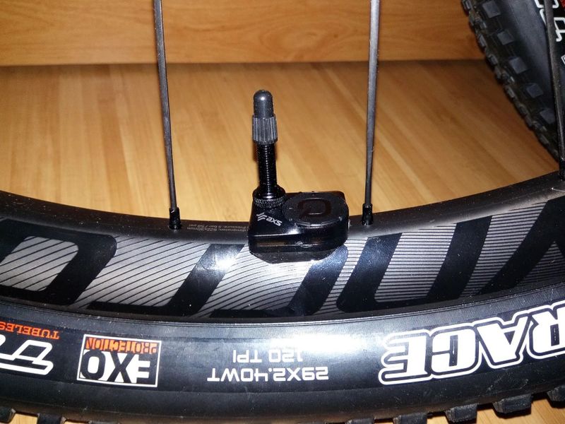 Nové SRAM Quarq TyreWiz - snímače tlaku