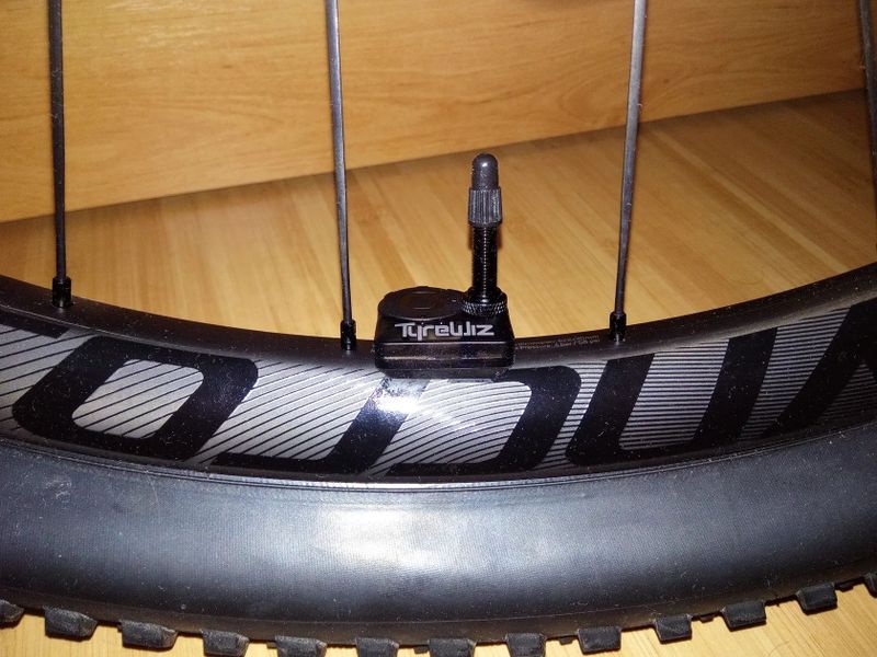Nové SRAM Quarq TyreWiz - snímače tlaku