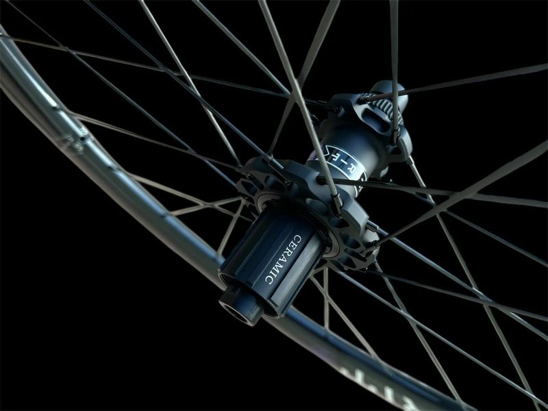 SPIRIT 45-VENOM-UCI certifikace/ Karbonové špice/ 1280gramů Nové