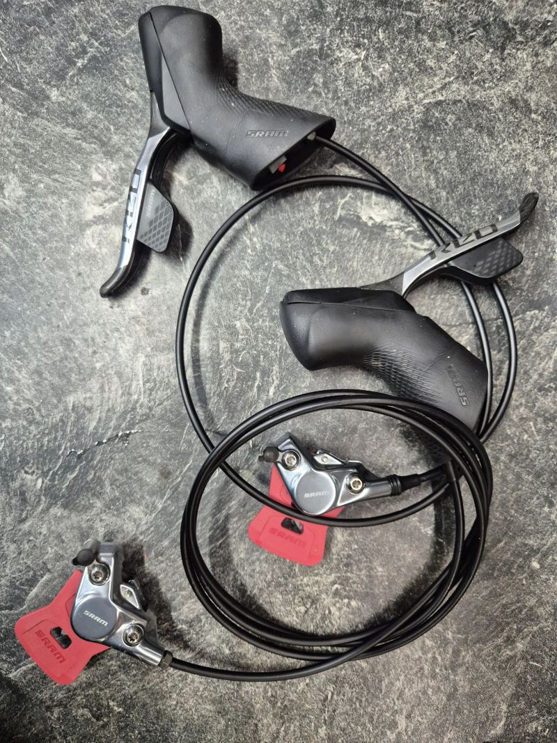 Sram RED eTAP AXS 12sp páky a brzdy