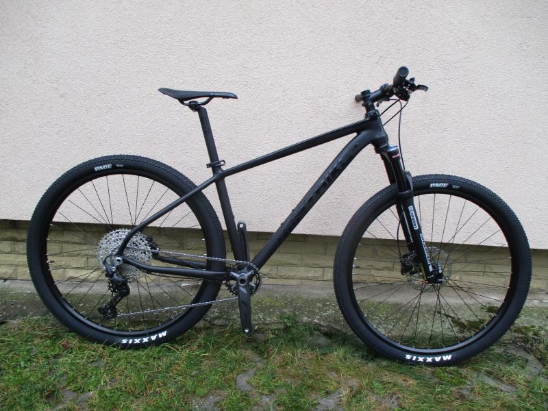 Nové lehké 29" kolo na rámu Maxbike M909 17", Deore1x12, vzduch. vidlice Suntour Raidon, pevné osy