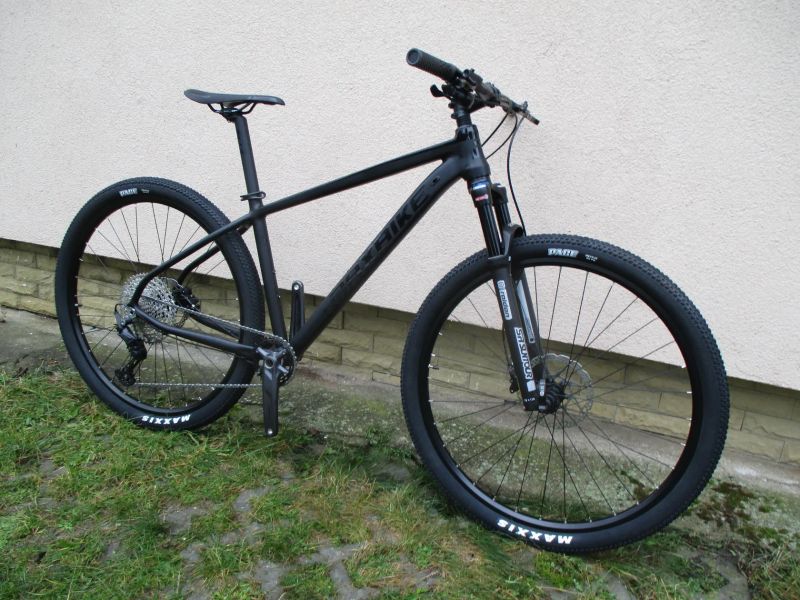 Nové lehké 29" kolo na rámu Maxbike M909 17", Deore1x12, vzduch. vidlice Suntour Raidon, pevné osy