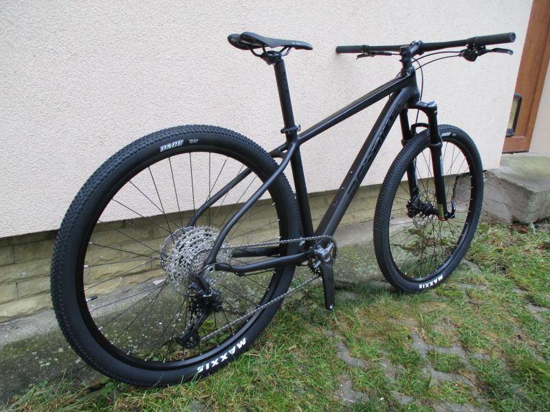 Nové lehké 29" kolo na rámu Maxbike M909 17", Deore1x12, vzduch. vidlice Suntour Raidon, pevné osy