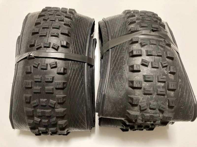 Různé pláště k prodeji