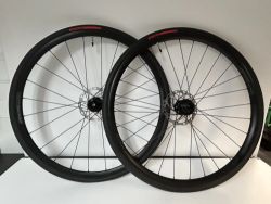 Nová zapletená kola Specialized Axis Sport Disc s kotouči a plášti
