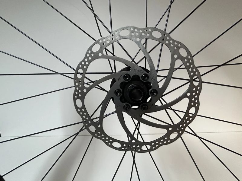 Nová zapletená kola Specialized Axis Sport Disc s kotouči a plášti