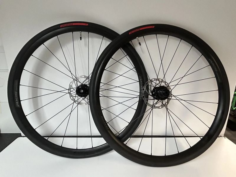 Nová zapletená kola Specialized Axis Sport Disc s kotouči a plášti