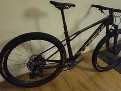 Prodám kolo Trek Procaliber 9.7, gen. 3. Velikost M/L, nyní nastaveno na výšku 175 cm. Řazení Sram G