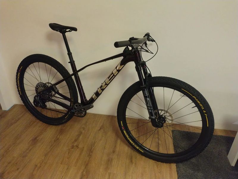 Prodám kolo Trek Procaliber 9.7, gen. 3. Velikost M/L, nyní nastaveno na výšku 175 cm. Řazení Sram G