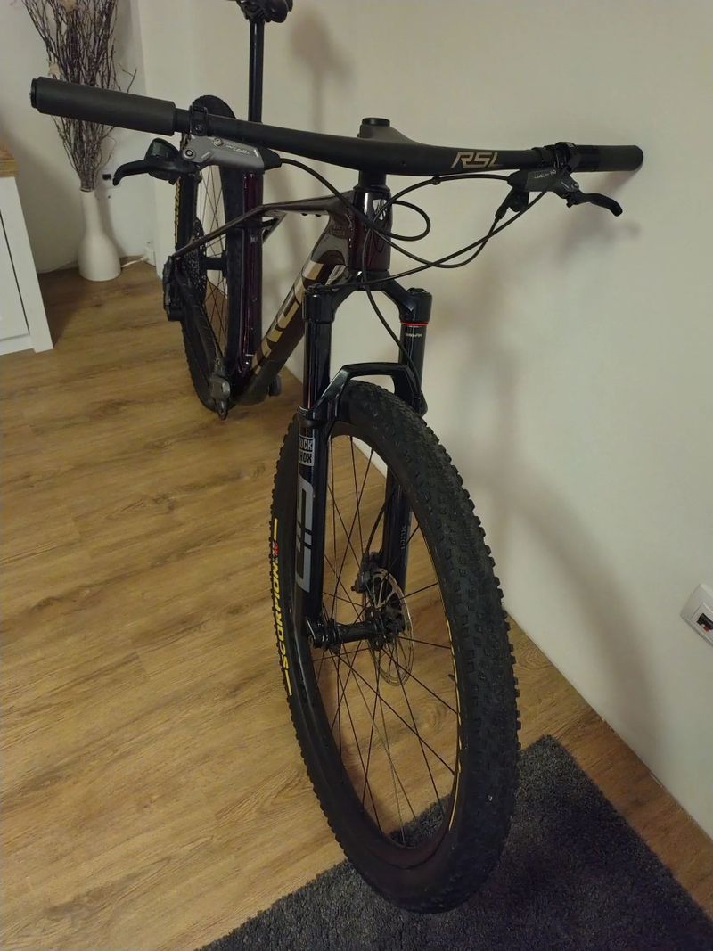 Prodám kolo Trek Procaliber 9.7, gen. 3. Velikost M/L, nyní nastaveno na výšku 175 cm. Řazení Sram G