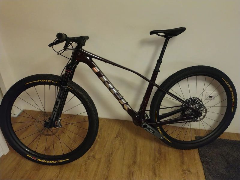 Prodám kolo Trek Procaliber 9.7, gen. 3. Velikost M/L, nyní nastaveno na výšku 175 cm. Řazení Sram G