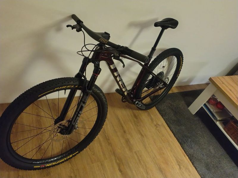 Prodám kolo Trek Procaliber 9.7, gen. 3. Velikost M/L, nyní nastaveno na výšku 175 cm. Řazení Sram G