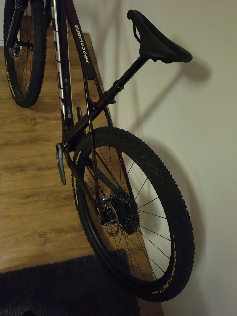 Prodám kolo Trek Procaliber 9.7, gen. 3. Velikost M/L, nyní nastaveno na výšku 175 cm. Řazení Sram G