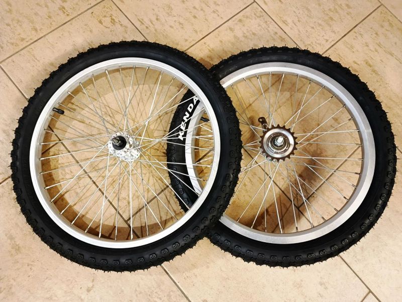 Pár kol 20" s torpédem