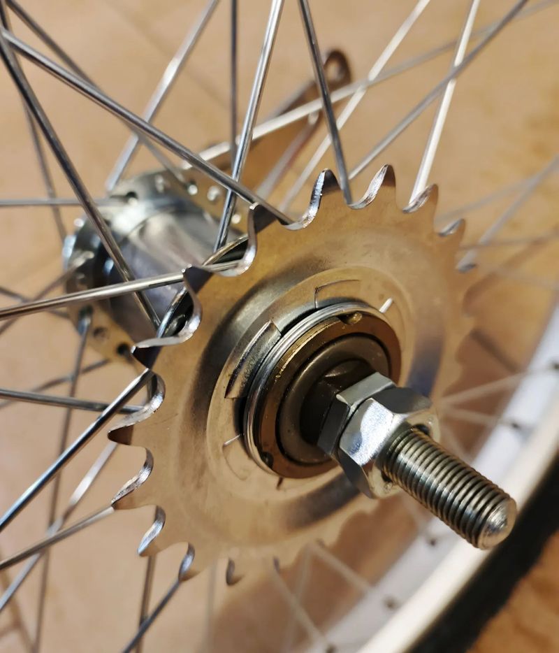 Pár kol 20" s torpédem