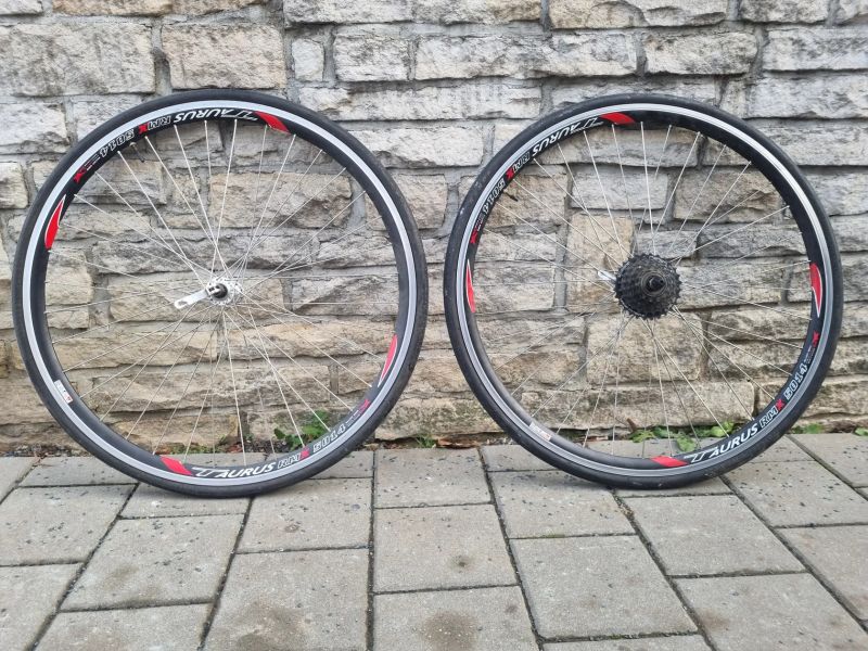 Silniční zapletená kola Taurus 622x14mm